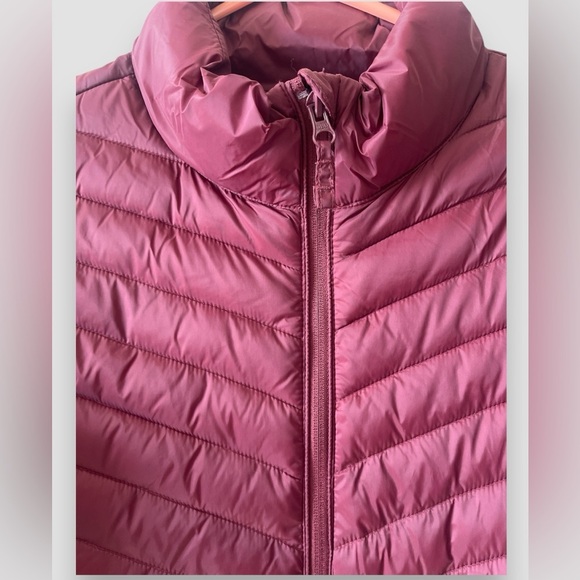 Old Navy Womens Puffer Jacket Water Resistant Burgundy Sz M Quilted Full Zip NWT - Picture 3 of 8